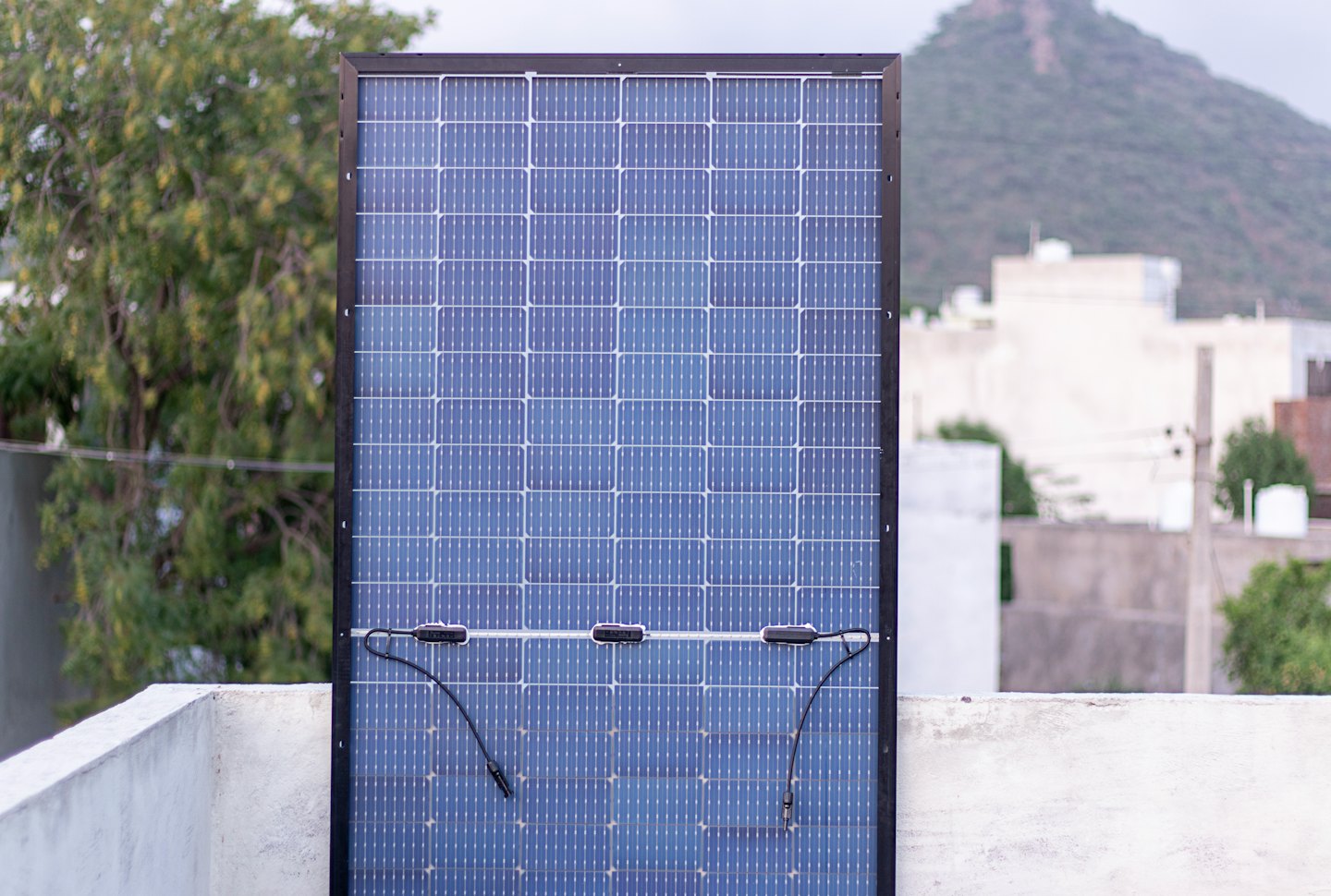 Ein blaues Solarpanel steht aufrecht im Freien.